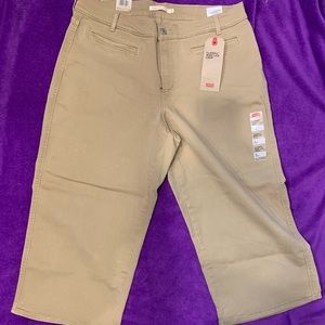 NWT - Women’s Levi’s Classic Wide Leg Crop